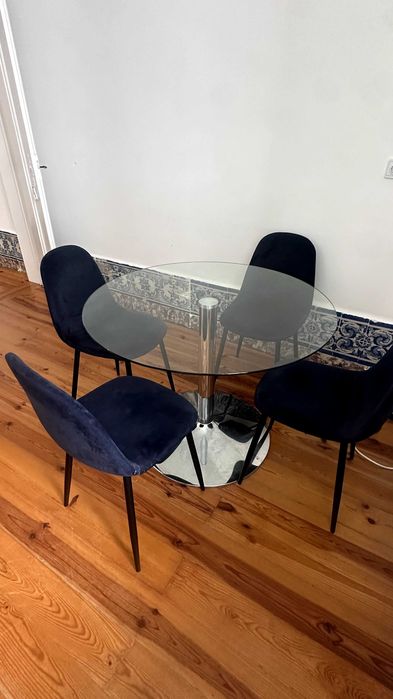 Mesa Redonda + 4 Cadeiras de Veludo Azuis