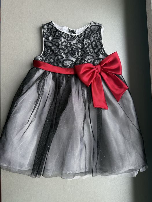 Piękna błyszcząca sukieneczka balowa dla małej księżniczki