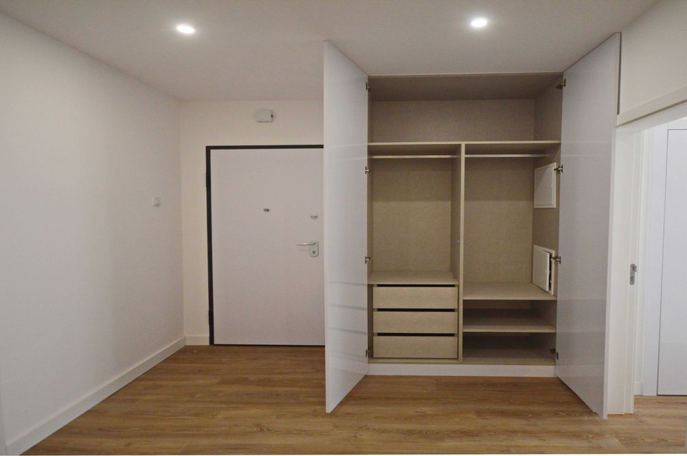 Apartamento T2 totalmente renovado 67 m2, R/C - Av. Brasil  - Amadora