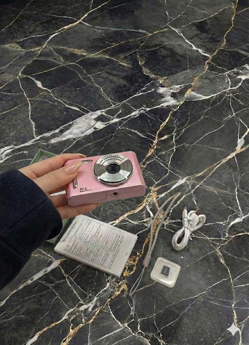 Nowy Aparat Cyfrowy w Stylu Y2K Vibe Lata 2000'