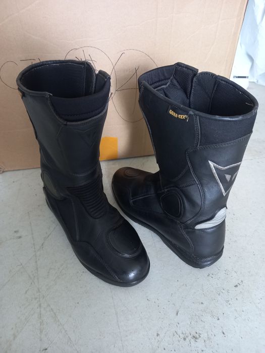 Fatos e Botas Pretas de Mota