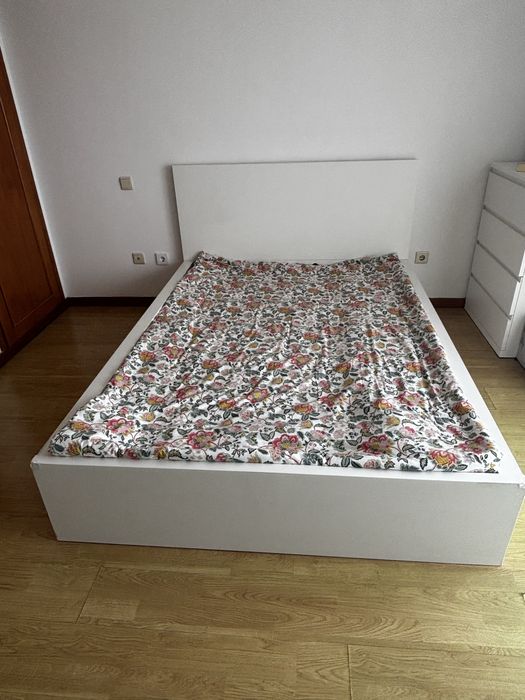 Cama de casal  usado com 4 gavetas branco