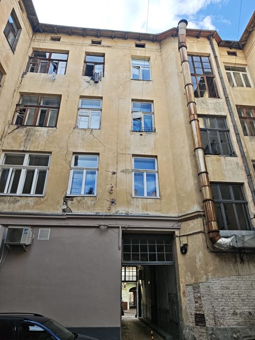 Продаж 2к квартири в центрі Львова по вул Коперника 11