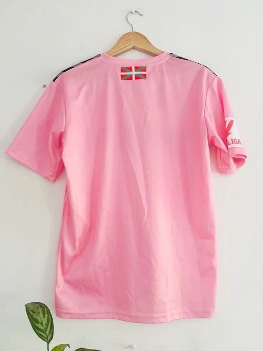 Camisola de futebol inspirada no terceiro equipamento do SD Eibar da época 2023/2024