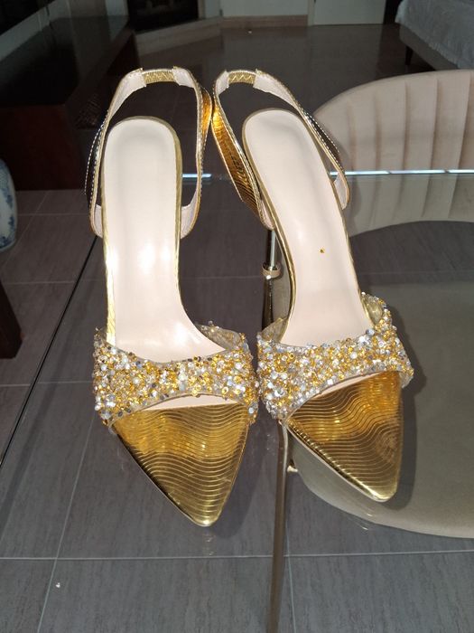Sandalia super elegante. Muito vistosa. Novo