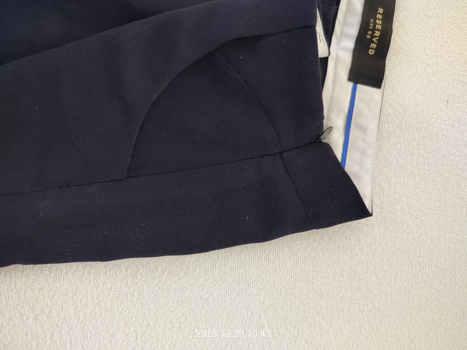 Granatowe eleganckie spodenki Reserved – stan bardzo dobry