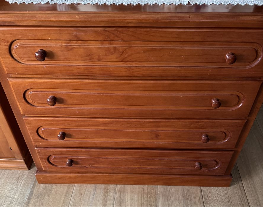 Cama comoda com espelho cadeira, mesinha cabeceira em bom estado