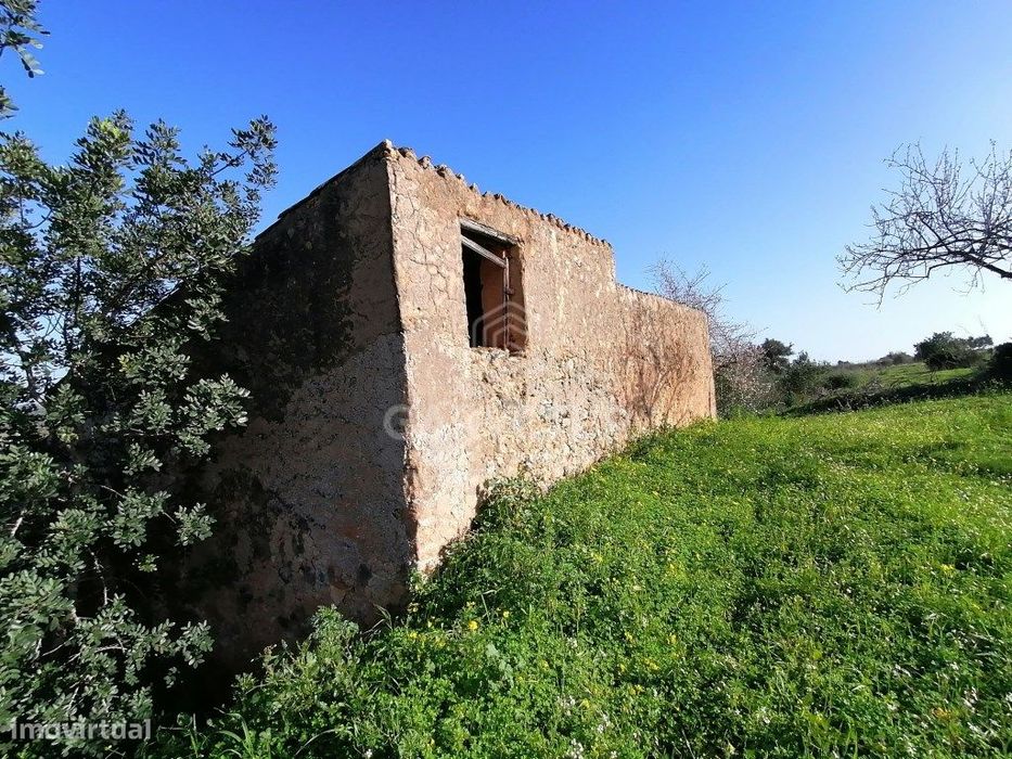Terreno misto com ruína em Alcantarilha, Algarve