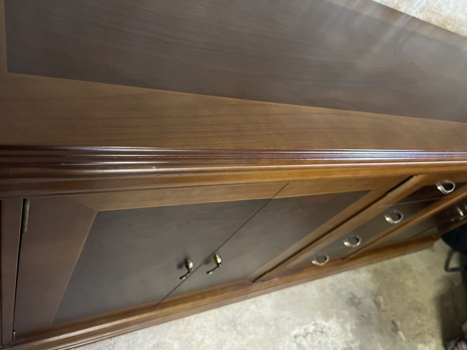 Móvel aparador em madeira maciça em muito bom estado