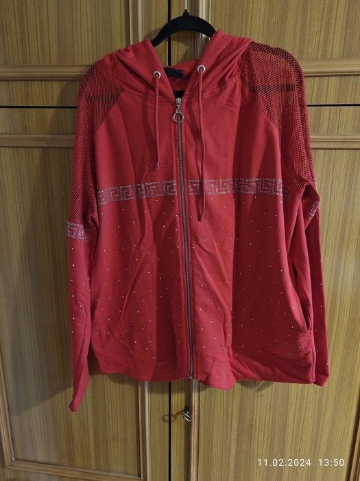 Czerwona bluza z siatką