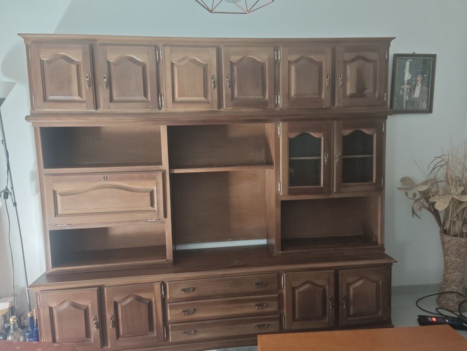 Móvel de sala em perfeitas condições, está dividido em três partes.