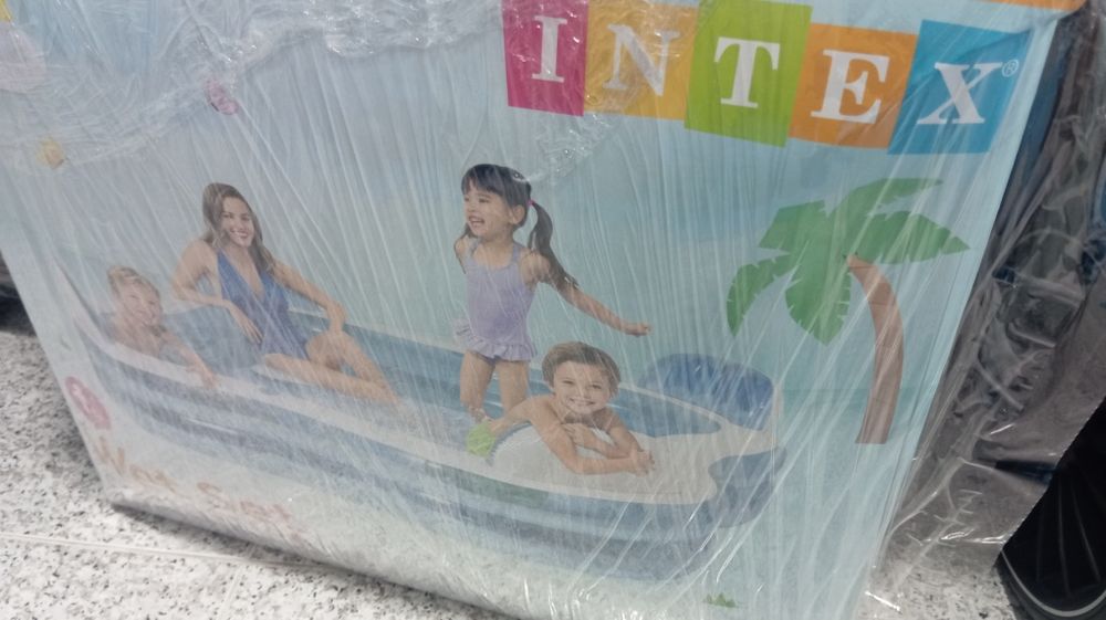 Piscina Insuflável Intex Family Lounge com Bancos