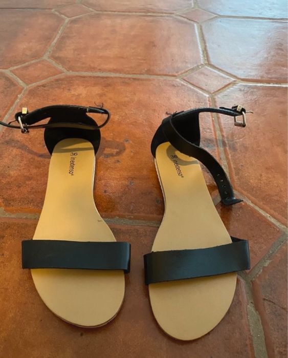 sandálias pretas