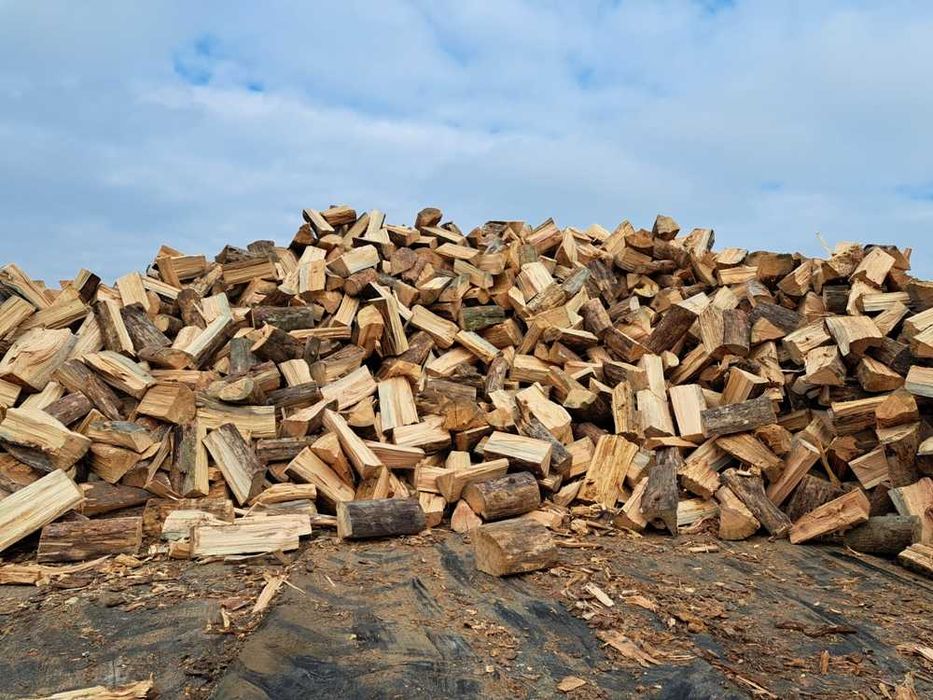 drewno opałowe iglaste, sosna sucha ułożona