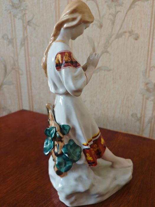 Продам статуэтку"Гадание на ромашке"