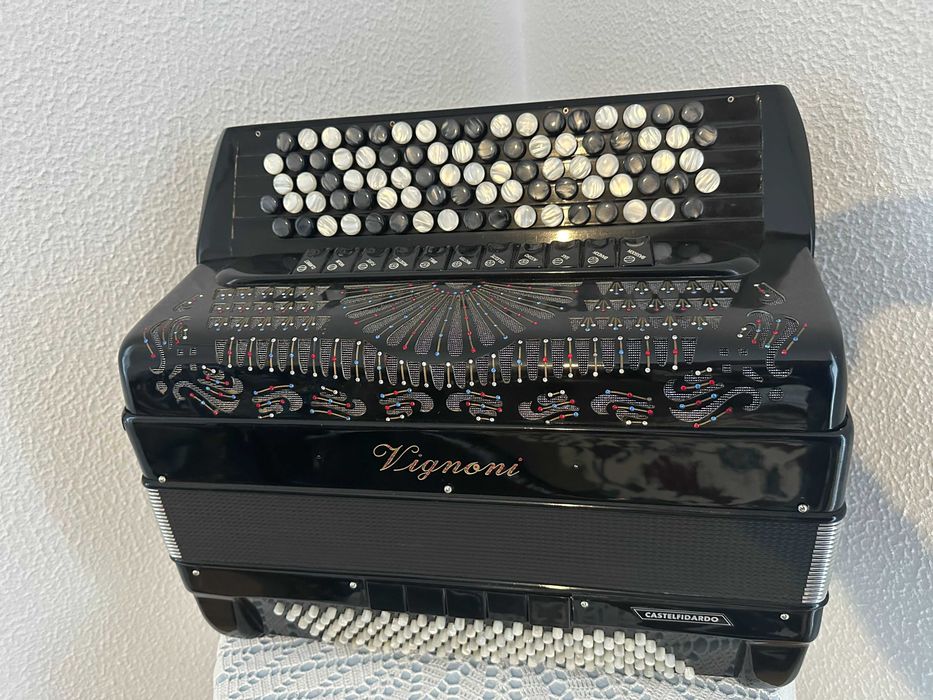 Acordeao Vignoni 4 Voz 120 Baixos Esta com.   Baixa de preço