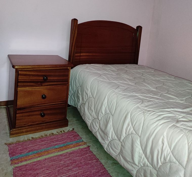 Cama de Solteiro e mesinhas de cabeceira em madeira maciça de freijó