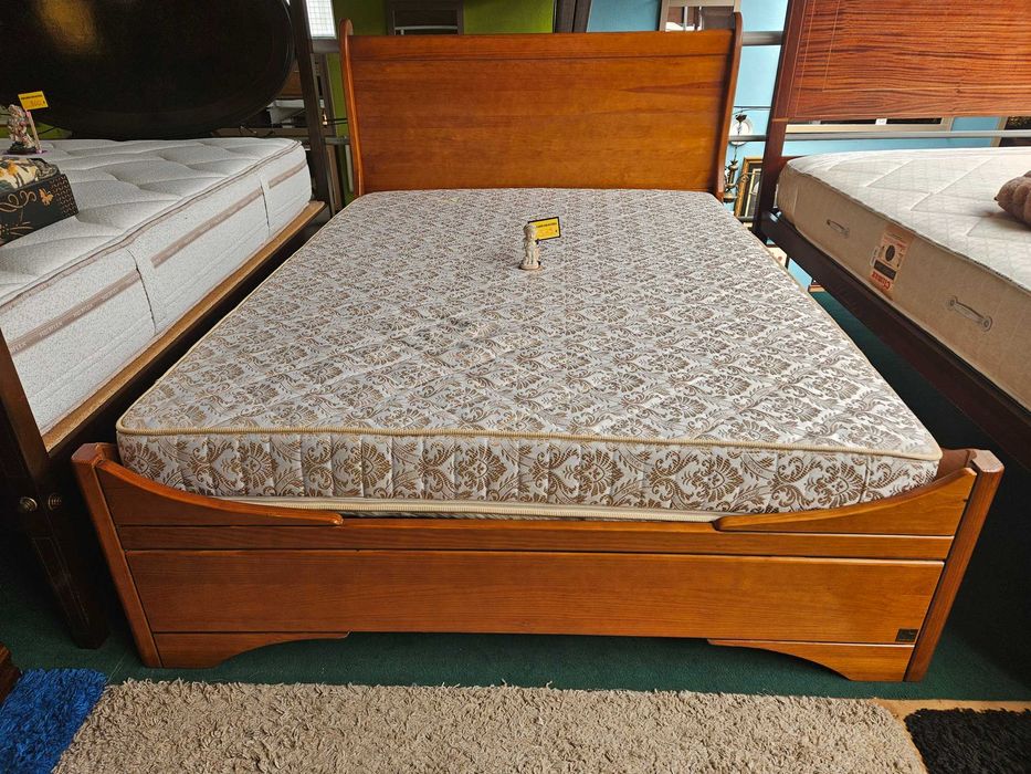 Cama em madeira maciça com estrado e colchão - Muito bom estado geral