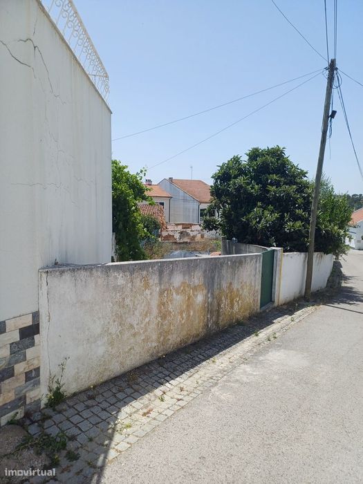 Moradia para remodelação em local soalheiro