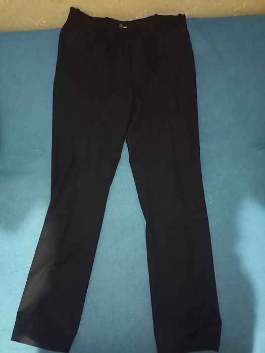 Czarne spodnie od garnituru