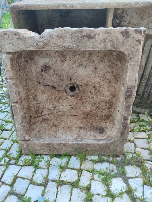 Pia antiga rectangular
