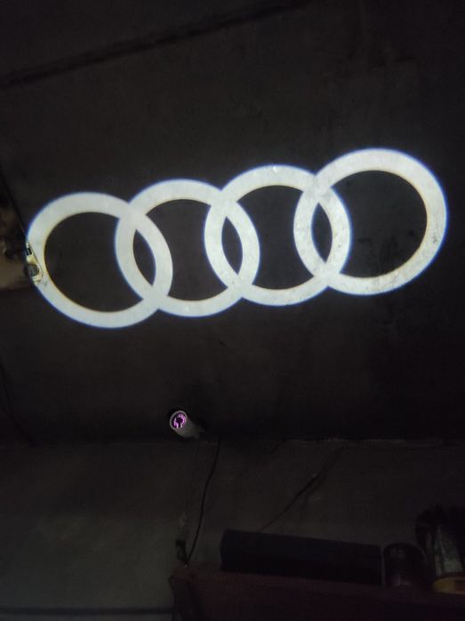 LED фонарики audi в двери логотип audi