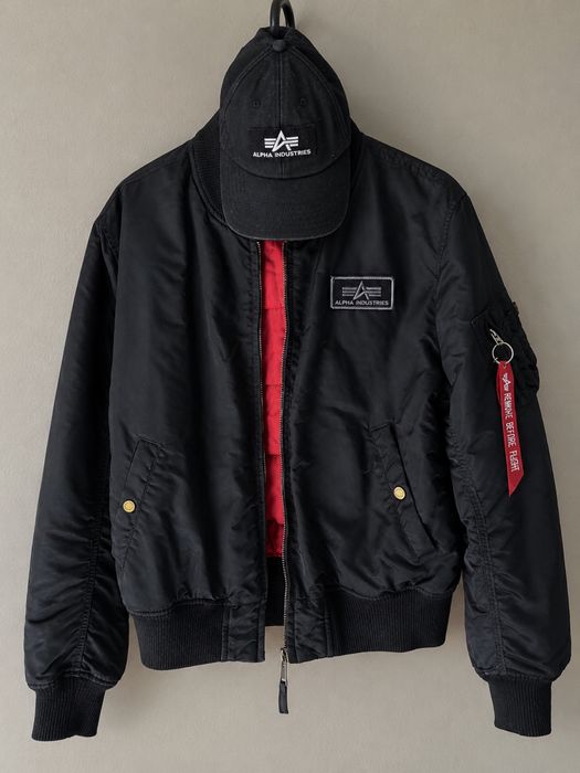 Alpha Industries MA-1 — классический бомбер.