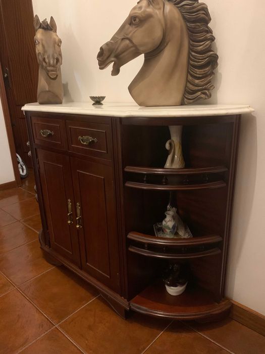 Armário de madeira com tampo mármore - 1,21x0,80m