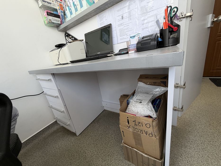 Рецепція з перегородкою та столом