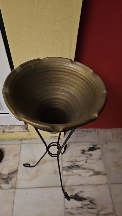 Vaso decorativo com tripé