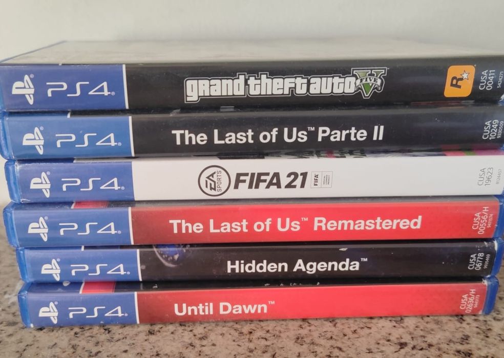 PS4 com jogos e cabos
