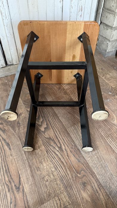 Табуретка з дуба