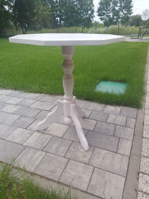 Drewniany biały stolik