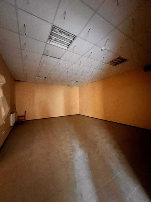 Продається приміщення магазину разом з 3-к квартирою, район Сєдова.