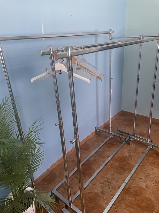 Wieszaki .Stendy sklepowe chrom na kółkach