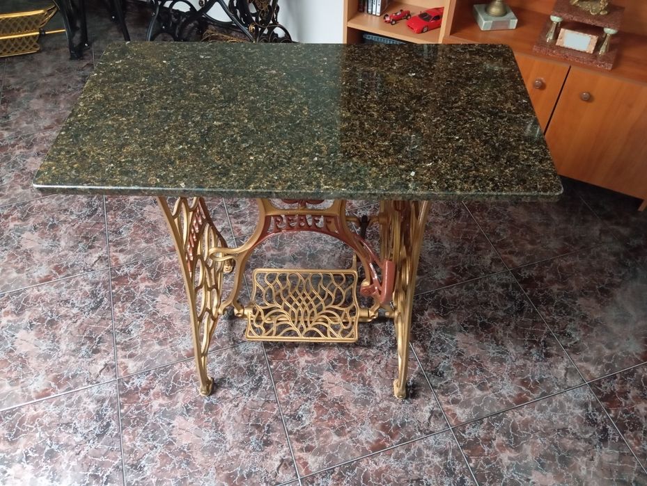 Mesa de apoio com base de máquina de costura