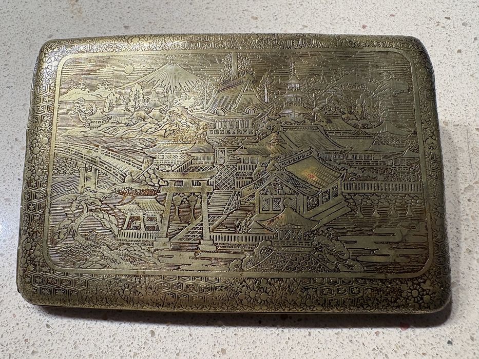 Antiga cigarreira asiática japonesa ricamente gravada