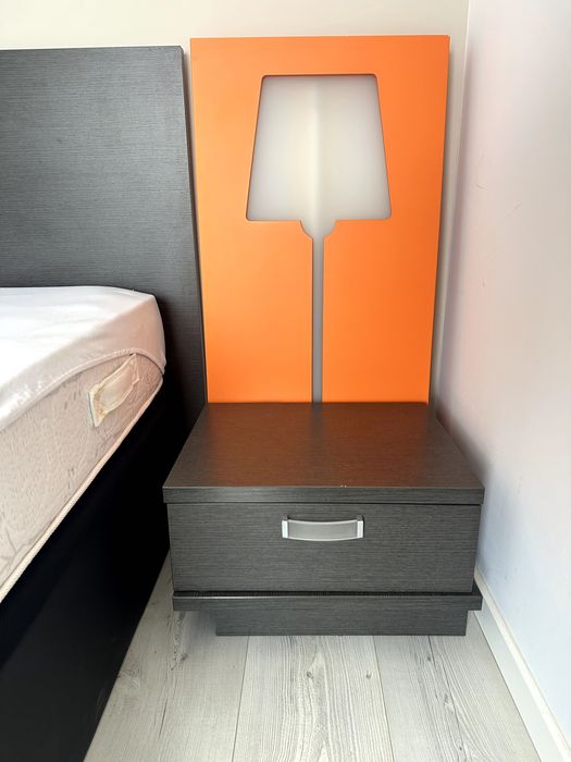 Mobília de Quarto: cabeceira, mesa de cabeceira, candeeiro e estante