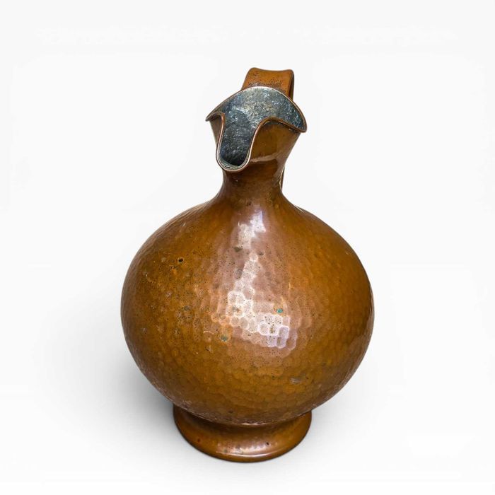 Jarro Antigo Cobre Martelado com Asa e Bico Ondulado
