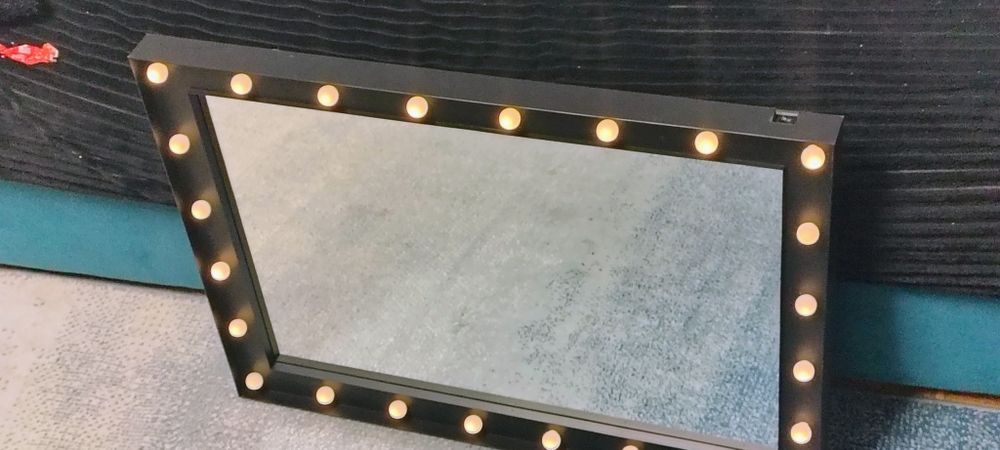 Lustro czarne z oświetleniem ładne  70x50cm