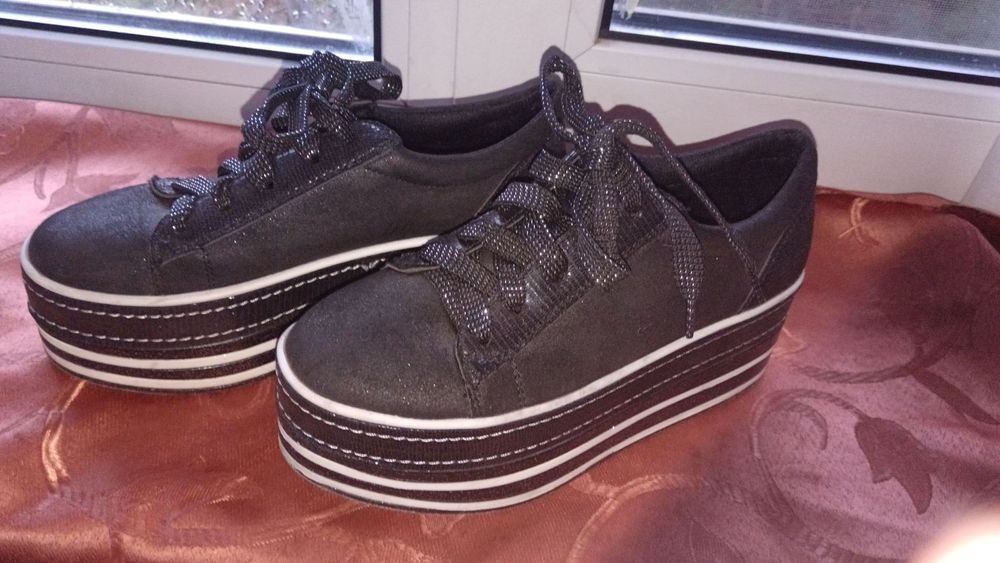 Продам высокие кроссовки