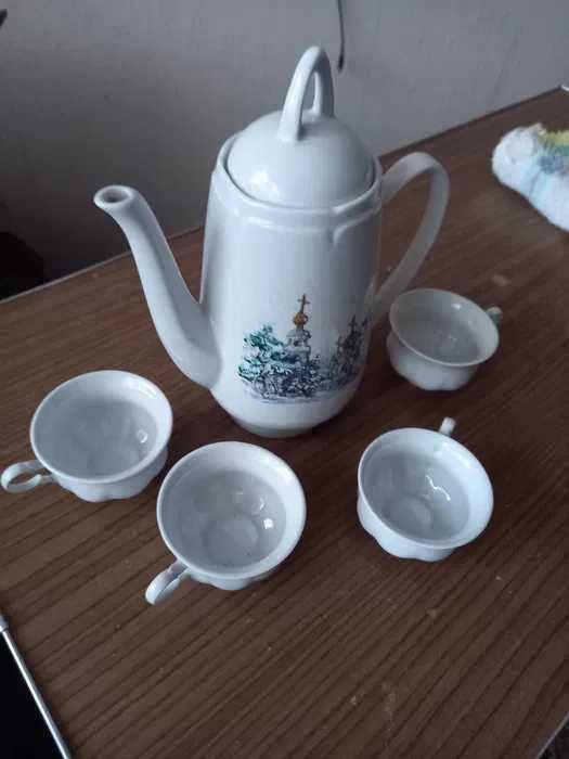 Кувшин с чашками