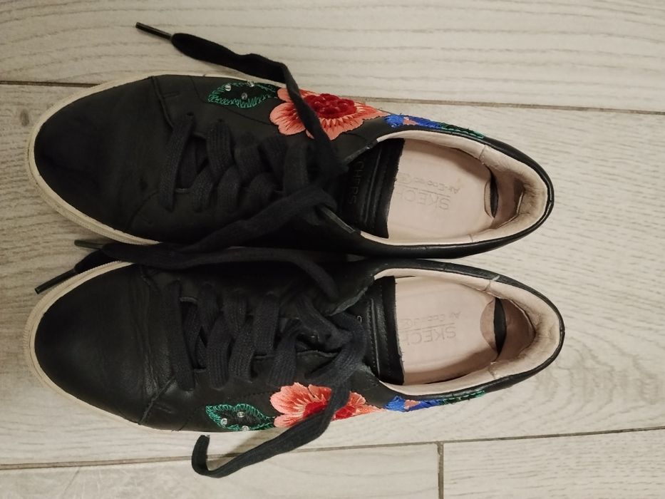 Tenis pretos em pele da Skechers