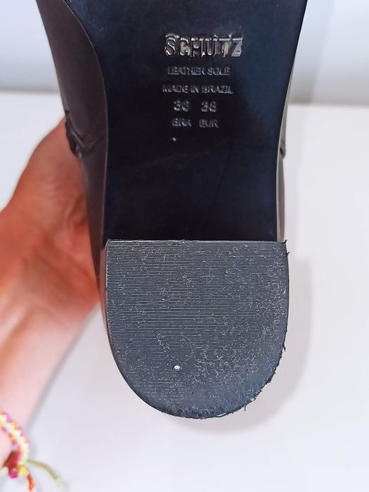 Botim Schutz em couro e cristais tamanho 38