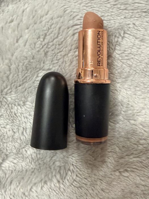 Makeup Revolution Matte Lipstick Chauffeur – nude