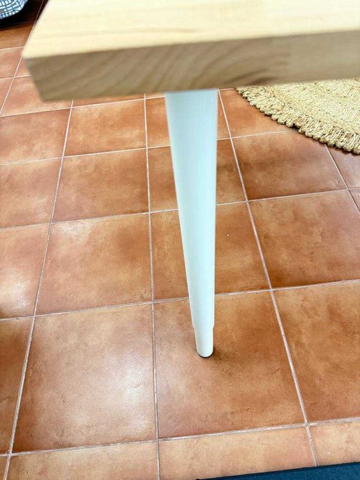 Secretária IKEA GERTON em madeira maciça 155x75 com pés reguláveis em altura