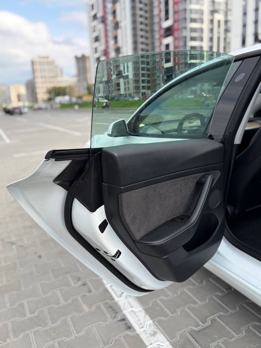 Tesla model 3 2022 року