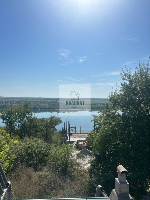 Продам двохповерхову дачу з неймовірним видом на річку Дністер