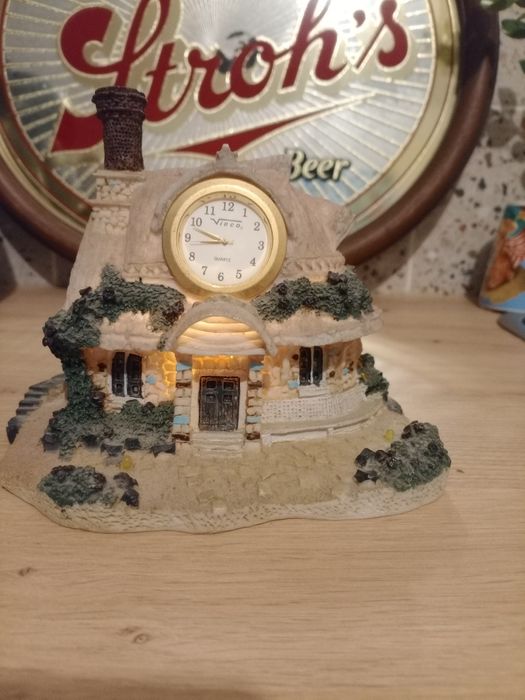 casinha com iluminação e relógio 8€
