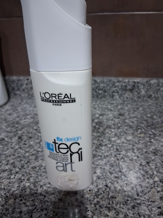 Cera em pasta, cera em spray,e uma laca